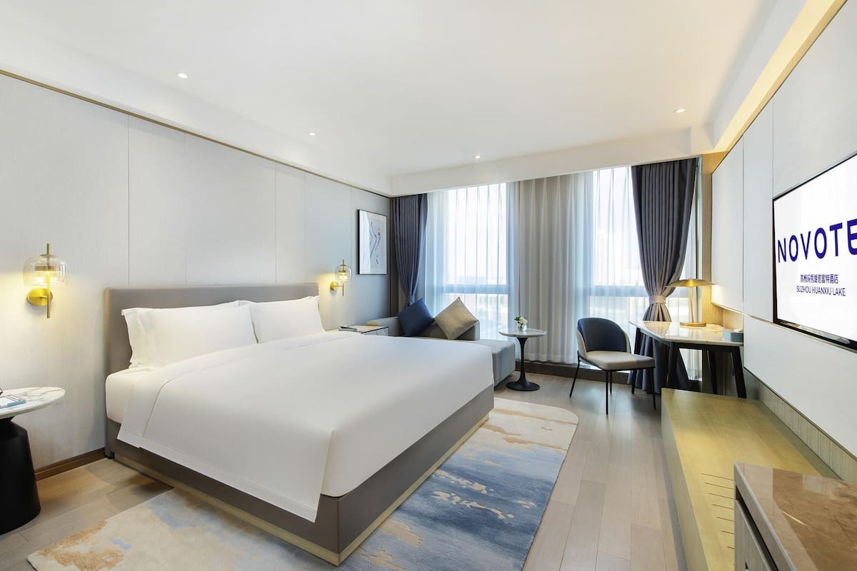 Down comforters, free minibar, in-room safe, blackout drapes
