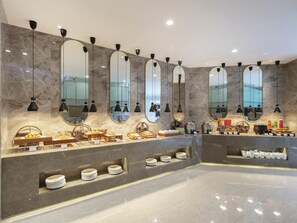 Daily buffet breakfast (CNY 88 per person)