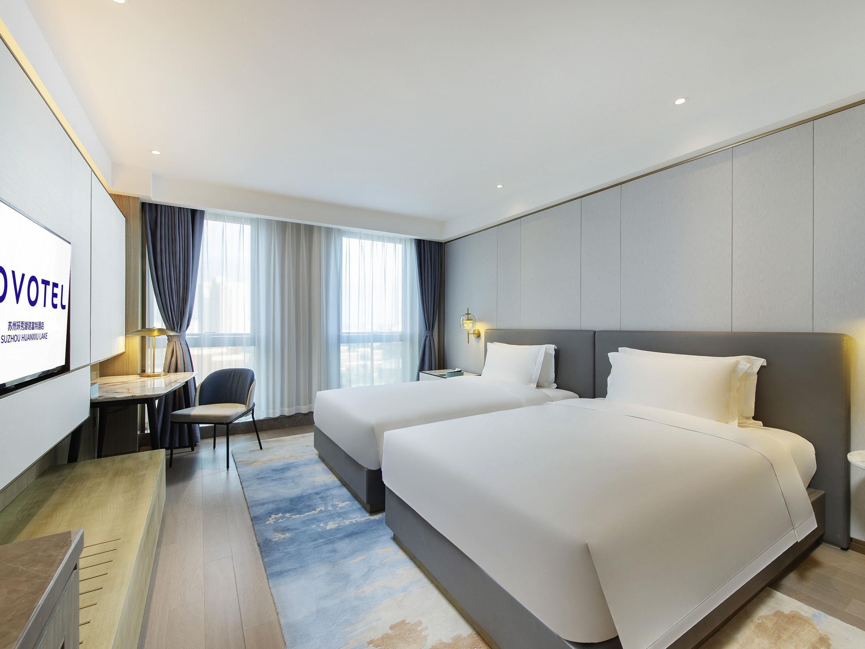 Cubrecamas y minibar con artículos gratuitos 