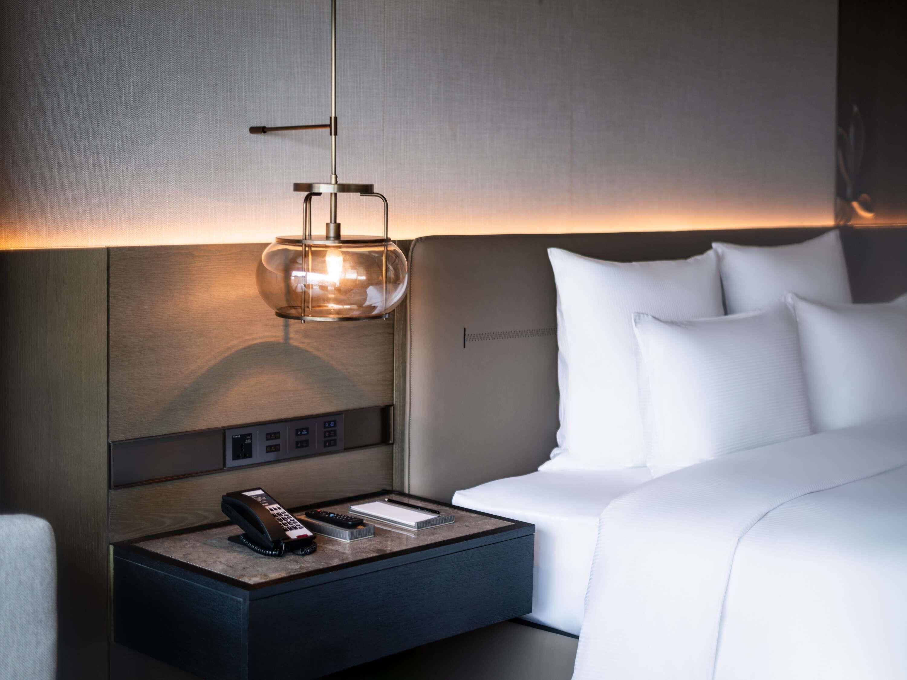 Deluxe Room, 1 King Bed, City View | Premium bedding, minibar, in-room safe, desk