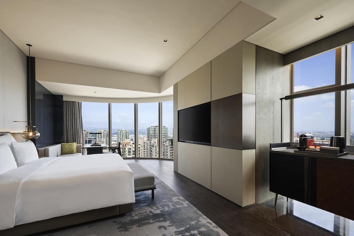 Deluxe kamer, 1 kingsize bed, uitzicht op de stad | Luxe beddengoed, een minibar, een kluis op de kamer, een bureau