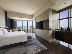 Deluxe Room, 1 King Bed, City View | Premium bedding, minibar, in-room safe, desk