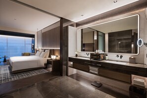 Deluxe suite, 1 kingsize bed, uitzicht op de stad | Luxe beddengoed, een minibar, een kluis op de kamer, een bureau