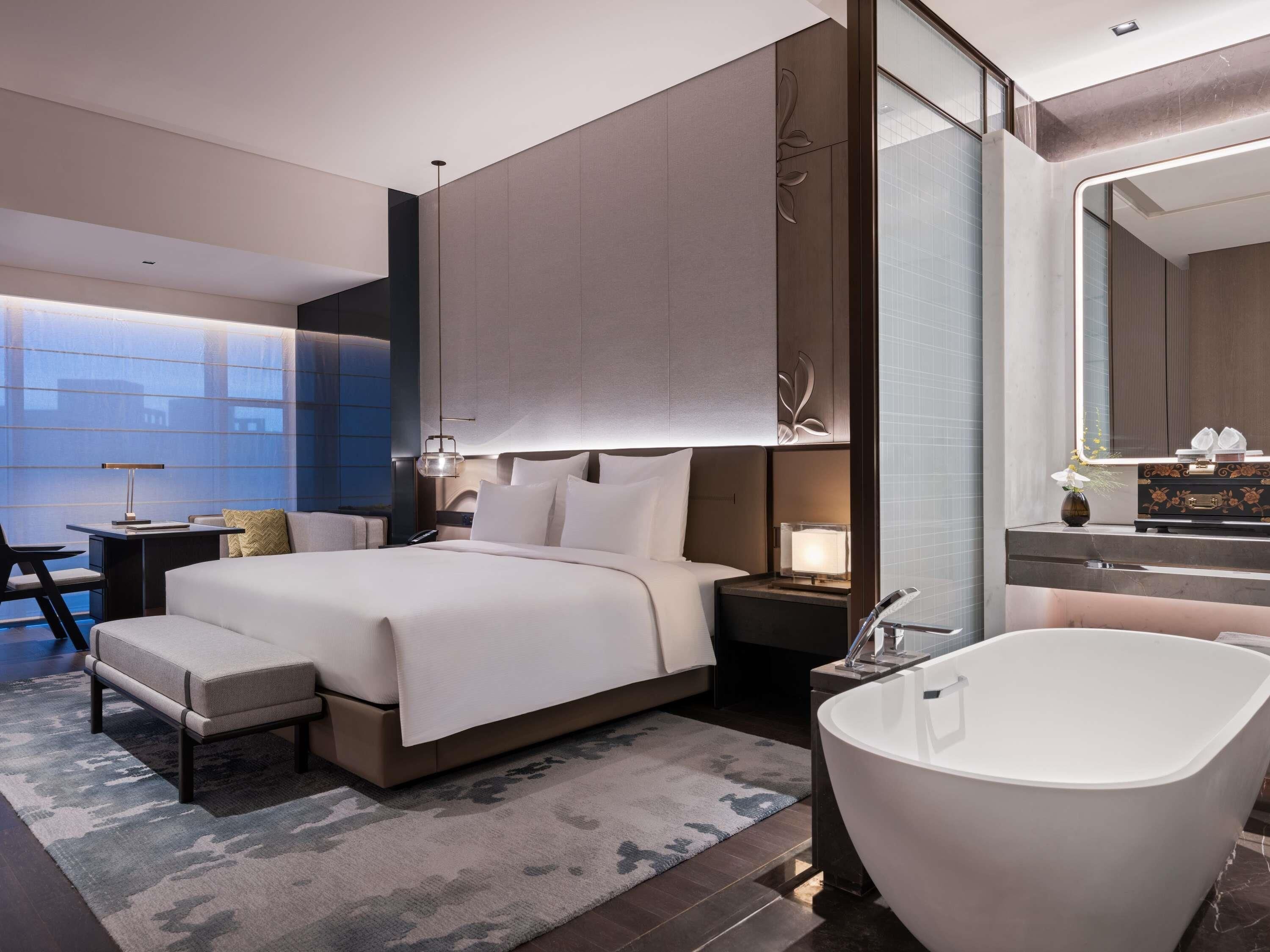 Habitación superior, 1 cama de matrimonio grande, vistas a la ciudad | Ropa de cama de alta calidad, minibar, caja fuerte y escritorio