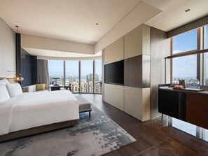 华丽客房, 1 张特大床, 城市景观 | 高档床上用品、迷你吧、客房内保险箱、办公桌