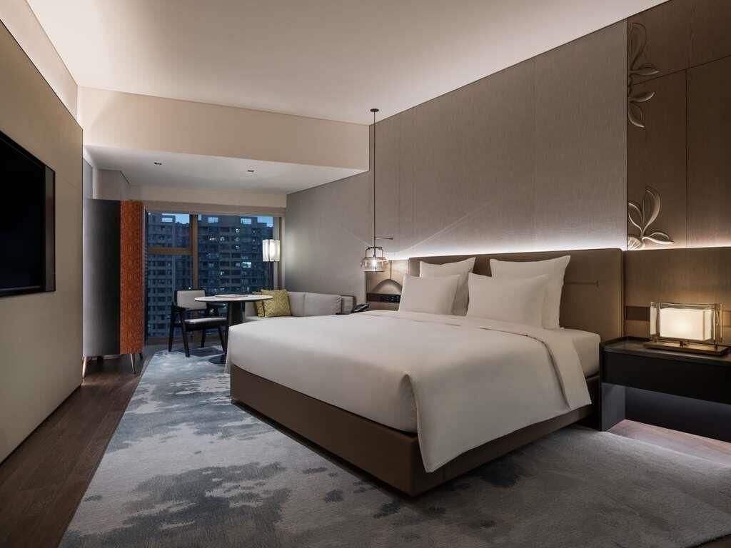 Classic Room, 1 King Bed, City View | Premium bedding, minibar, in-room safe, desk