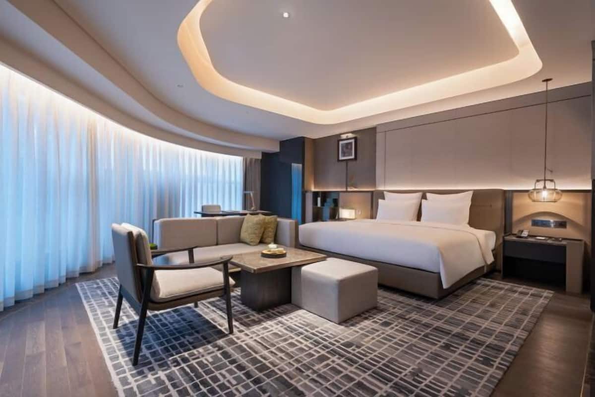 Premium bedding, minibar, in-room safe, desk