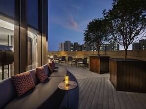 Superior kamer, 1 kingsize bed, uitzicht op de stad | Luxe beddengoed, een minibar, een kluis op de kamer, een bureau