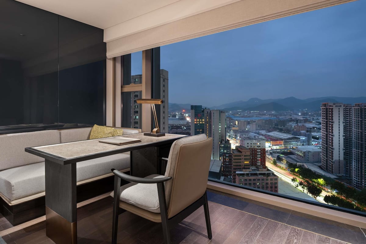 Luxe beddengoed, een minibar, een kluis op de kamer, een bureau
