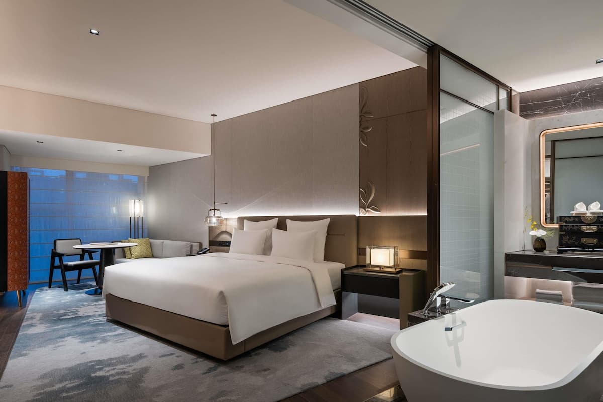 Peralatan tempat tidur premium, bar mini, peti besi dalam bilik, meja