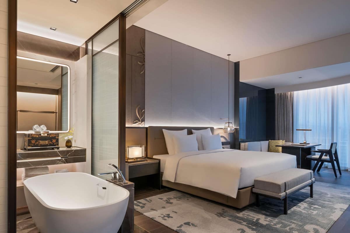 Deluxe-værelse - 1 kingsize-seng - byudsigt | Premium-sengetøj, minibar, pengeskab på værelset, skrivebord