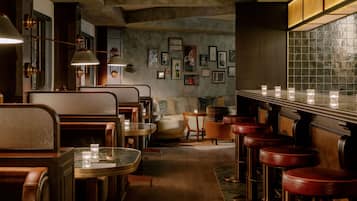 Um restaurante acolhedor com cabines, banquetas altas e um bar.