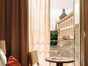 Caja de seguridad en la habitación y cortinas blackout