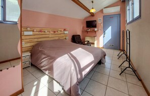 2 bedrooms, travel cot, free WiFi, bed sheets