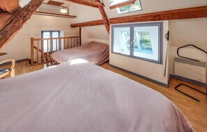2 bedrooms, travel cot, free WiFi, bed sheets