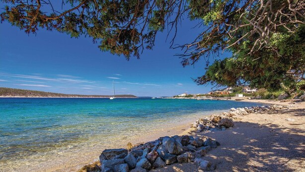 Beach - Nice apartment in Rab with heated swimming pool (Rab)