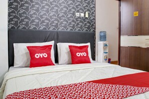 Espacio para trabajar con laptop, wifi gratis y ropa de cama