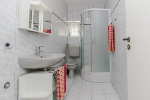 Economy Apartment | Bathroom | Shower, hair dryer, towels - Apartments Palaic (Vir)