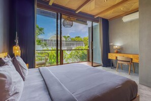 經典別墅 | 客房內保險箱、書桌、筆電工作空間、遮光布/窗簾