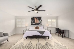 4 habitaciones, escritorio y tabla de planchar con plancha