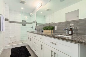 Bathtub, hair dryer, towels - Old Town Escape|FREE Heated Pool & Spa|Sleeps 12 (Scottsdale)
