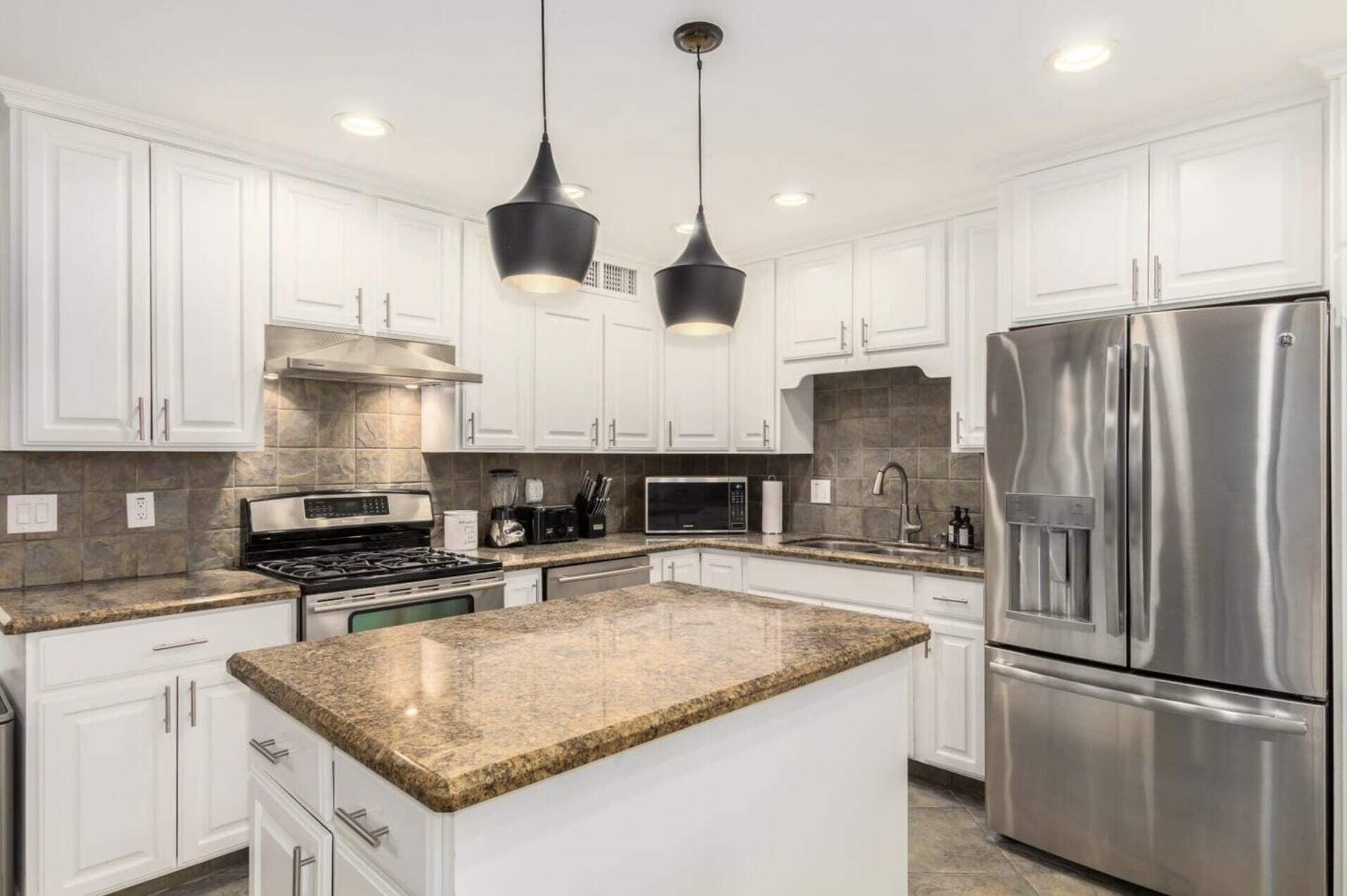 雪櫃、微波爐、焗爐、爐具