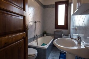 Doccia, asciugacapelli, bidet, asciugamani