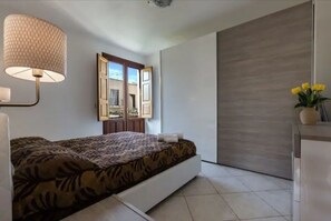 2 dormitoris, escriptori i planxa i posts de planxar