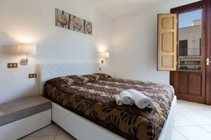 2 slaapkamers, een bureau, een strijkplank/strijkijzer, reisbedje