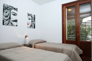 2 chambres, bureau, fer et planche à repasser, lit parapluie