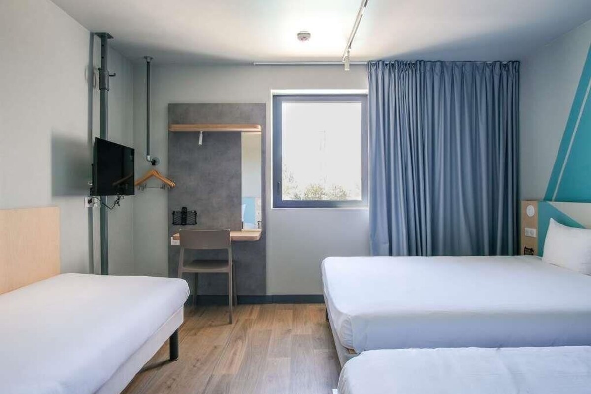 Habitación estándar, varias camas | Escritorio y espacio para trabajar con un portátil