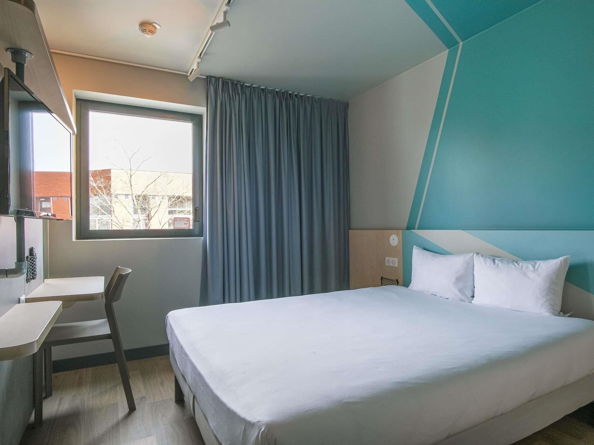 Standard Room, 1 Double Bed | Desk, soundproofing, iron/ironing board, free WiFi