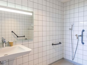 Standard Room, Multiple Beds | Bathroom