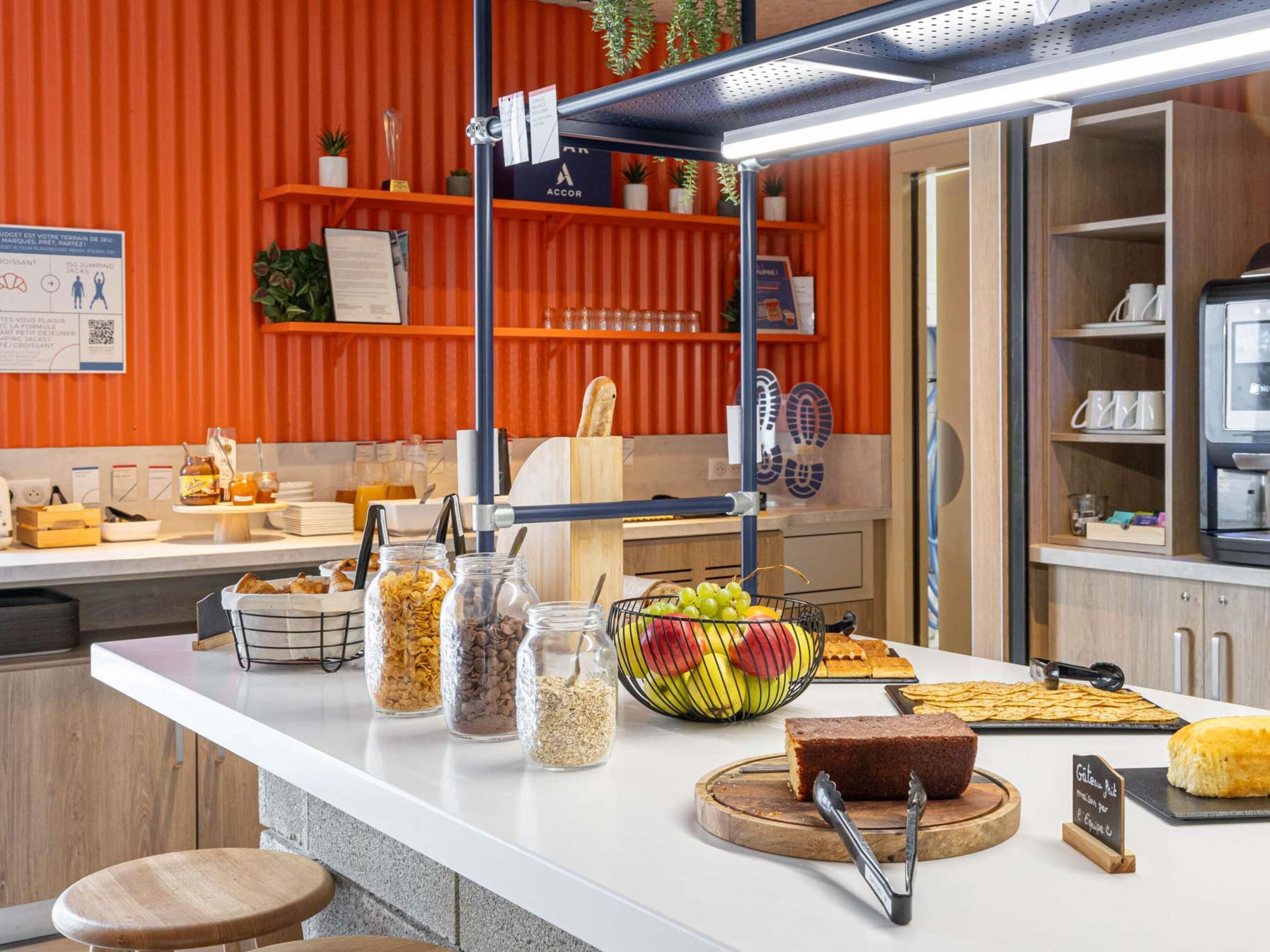 Un bufé de desayuno con diversos alimentos y utensilios.