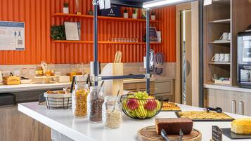 Un bufé de desayuno con diversos alimentos y utensilios.