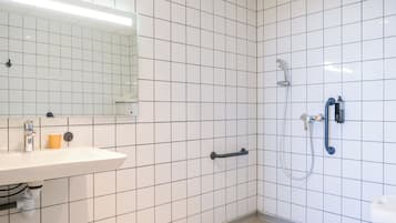 Habitación estándar, varias camas | Baño | Ducha, cabezal de ducha tipo lluvia, secador de pelo y toallas