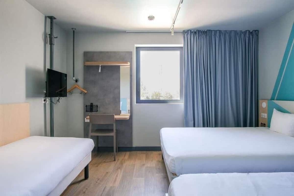 Bureau, chambres insonorisées, fer et planche à repasser, Wi-Fi gratuit