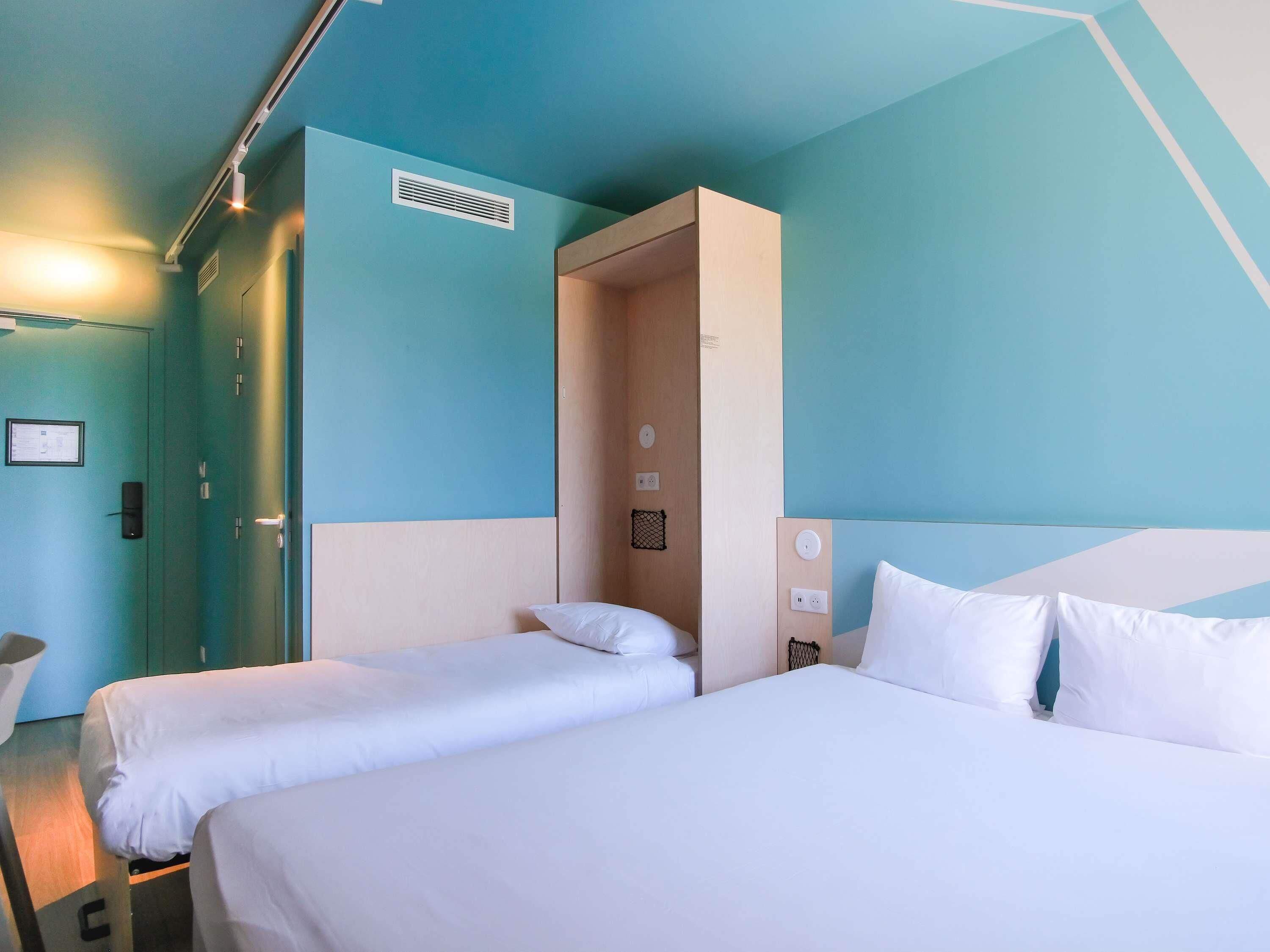 Desk, soundproofing, iron/ironing board, free WiFi