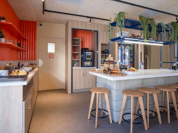 Colazione a buffet, servita tutte le mattine (9.90 EUR a persona)