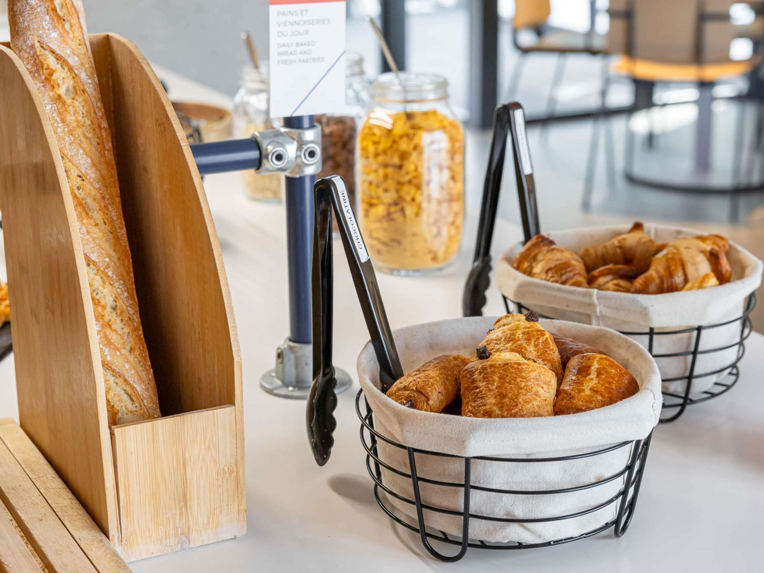 Una vitrina de panadería con pan y pasteles.