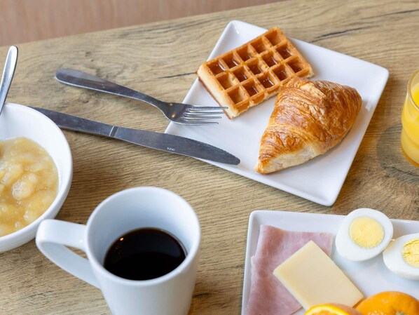 Se ofrece un desayuno bufé todos los días (por un coste adicional)