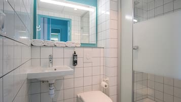 Een douche, een regendouche, een haardroger, handdoeken