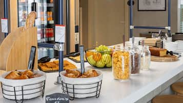 Petit déjeuner buffet (9.90 EUR par personne)