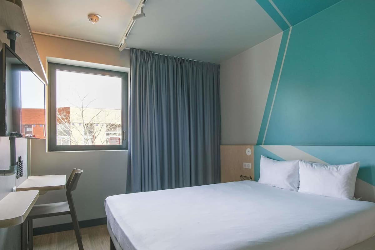 Standardzimmer, 1 Doppelbett | Individuell eingerichtet, Schreibtisch, schallisolierte Zimmer