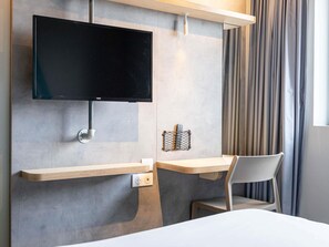 Habitación estándar, 1 cama matrimonial | Escritorio, insonorización, tabla de planchar con plancha y wifi gratis