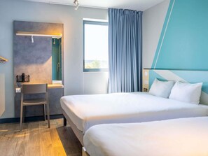 Quarto standard, várias camas | Escrivaninha, quartos à prova de som, ferros/tábuas de passar roupa