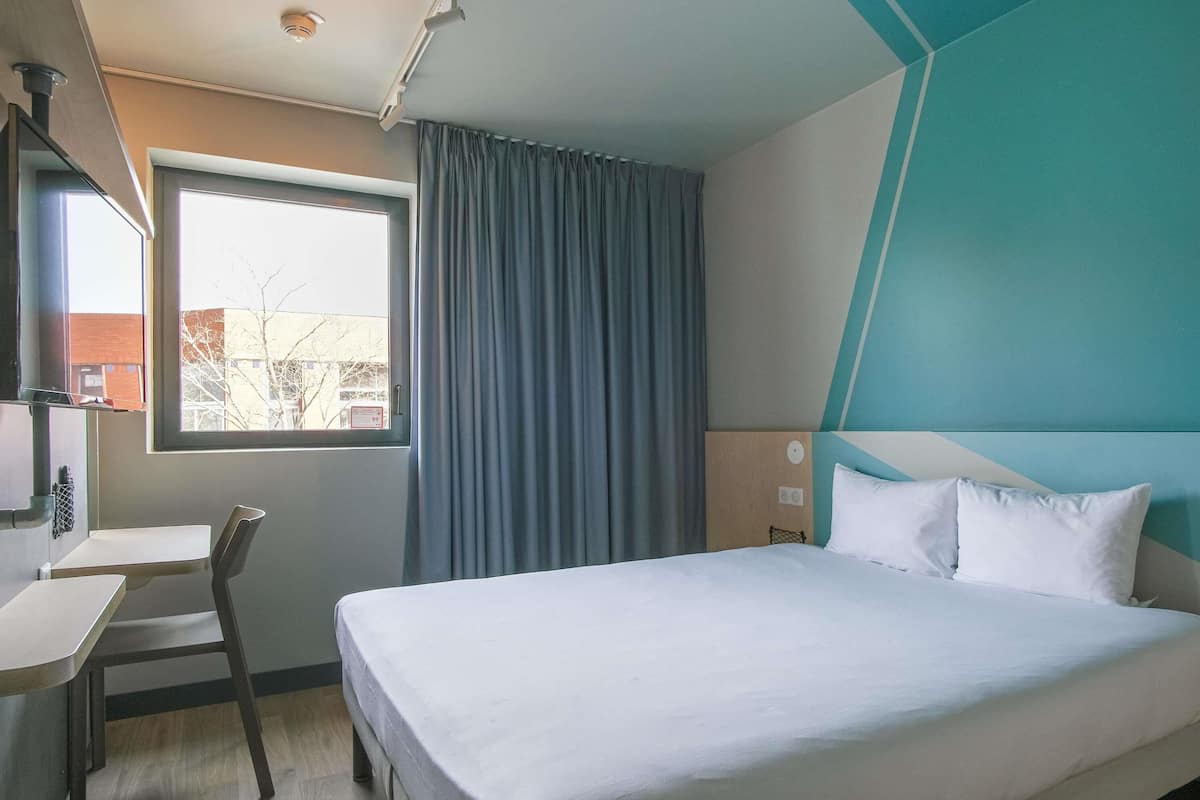 Rom – standard, 1 dobbeltseng | Skrivebord, lydisolert, strykejern/-brett og wi-fi (inkludert)