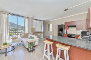 Eenvoudig appartement, meerdere bedden | Privékeuken | Een koelkast, een magnetron, een oven, een kookplaat