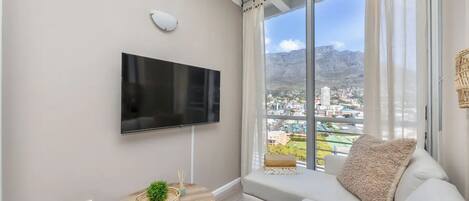 Basic Apartment, Berbilang Katil | Ruang tamu | TV