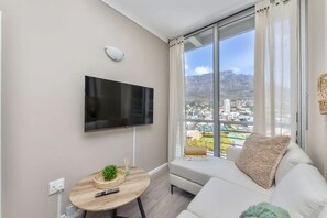 Eenvoudig appartement, meerdere bedden | Woonruimte | Een televisie